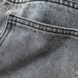 ג׳ינס ישר בגזרה גבוהה עם מראה וינטג׳ נקי