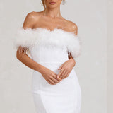 שמלת מיני נוצצת אוף-שולדר עם פרווה מעוצבת