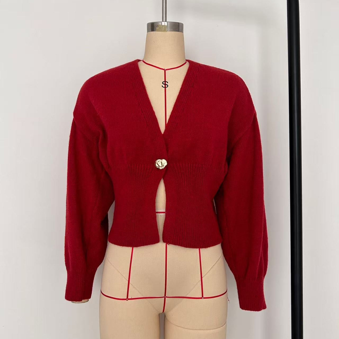 קרדיגן קצר אלגנטי עם סגירת V וכפתור דקורטיבי