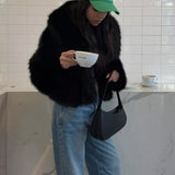 מעיל פרווה מלאכותית קצר במראה יוקרתי