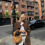 מעיל זמש ארוך עם חגורת קשירה וגזרה אלגנטית