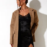 שמלת מיני מחטבת מבד סאטן מודפס עם כתפיות דקות