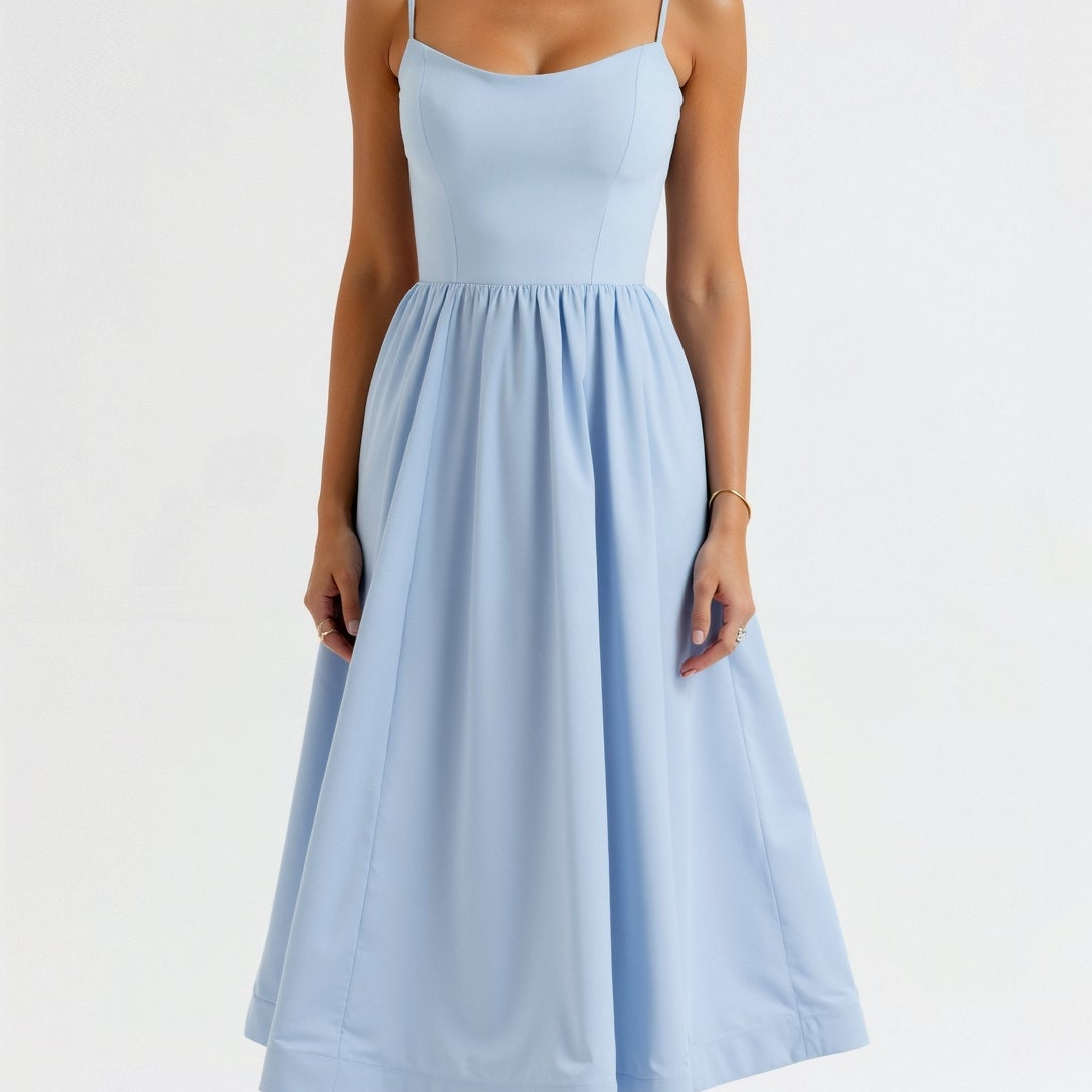 שמלת מידי אלגנטית עם כתפיות דקות וגזרה מחמיאה