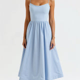 שמלת מידי אלגנטית עם כתפיות דקות וגזרה מחמיאה