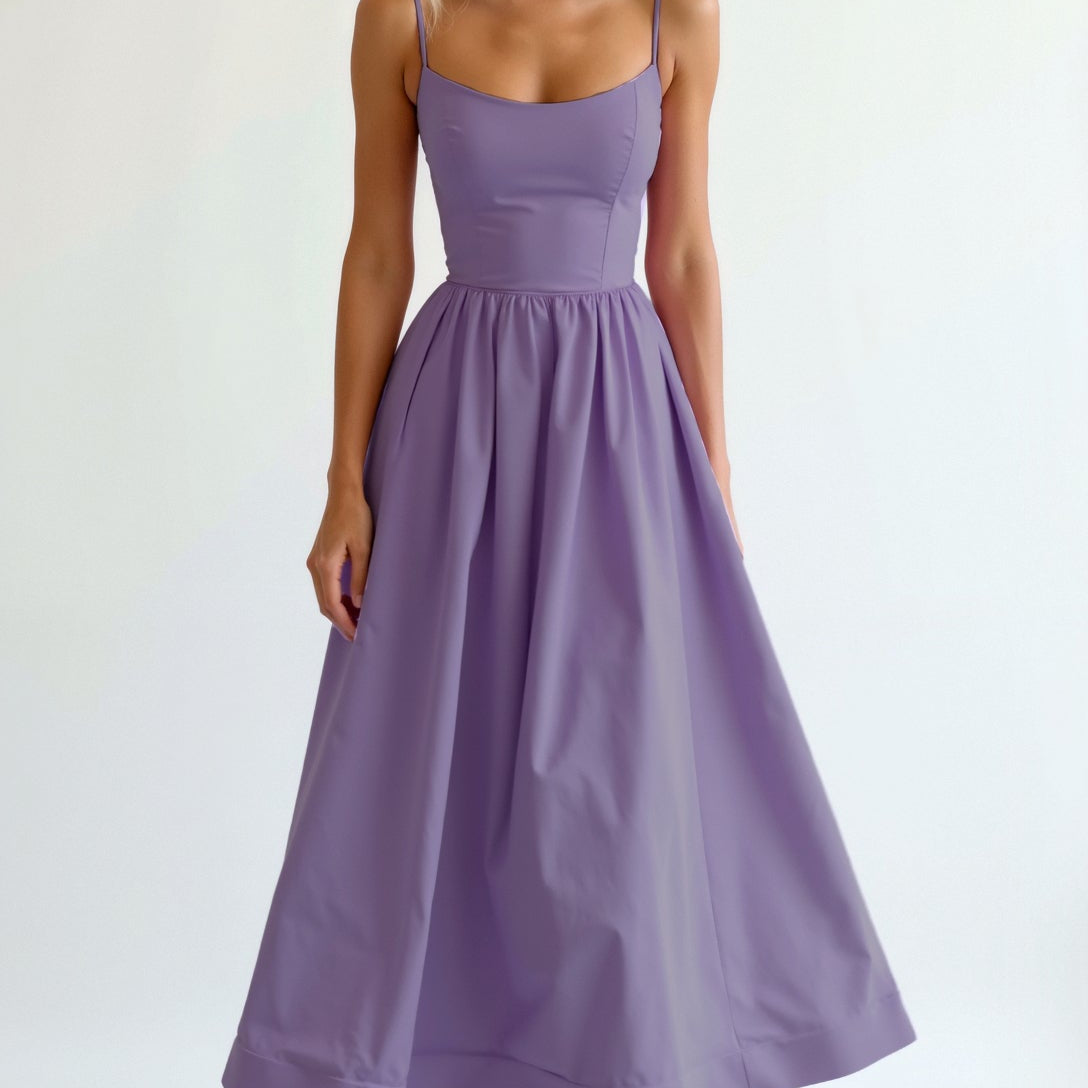 שמלת מידי אלגנטית עם כתפיות דקות וגזרה מחמיאה