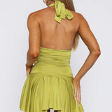 שמלת מיני מחטבת עם קשירות וחצאית פליסה זורמת