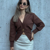 קרדיגן קצר אלגנטי עם סגירת V וכפתור דקורטיבי