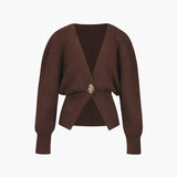 קרדיגן קצר אלגנטי עם סגירת V וכפתור דקורטיבי