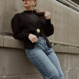 קרדיגן קצר אלגנטי עם סגירת V וכפתור דקורטיבי