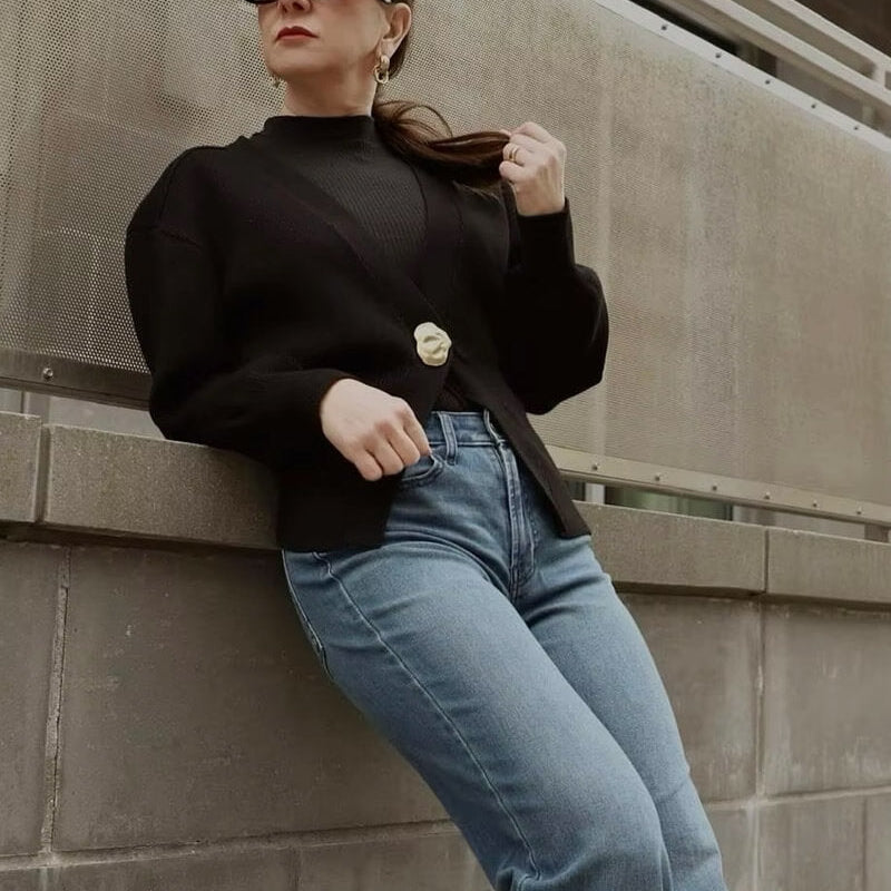 קרדיגן קצר אלגנטי עם סגירת V וכפתור דקורטיבי