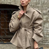 מעיל אפור־סייז אלגנטי עם חגורת קשירה ועיצוב מחויט