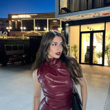 טופ ללא שרוולים בצווארון גבוה דמוי עור לנשים