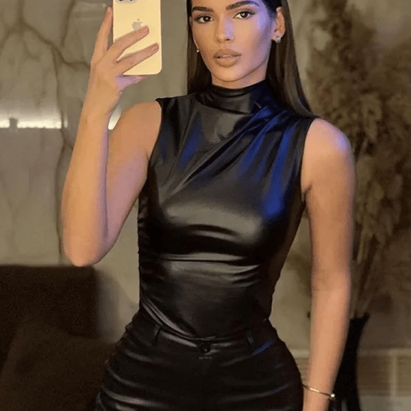 טופ ללא שרוולים בצווארון גבוה דמוי עור לנשים