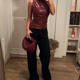 טופ ללא שרוולים בצווארון גבוה דמוי עור לנשים