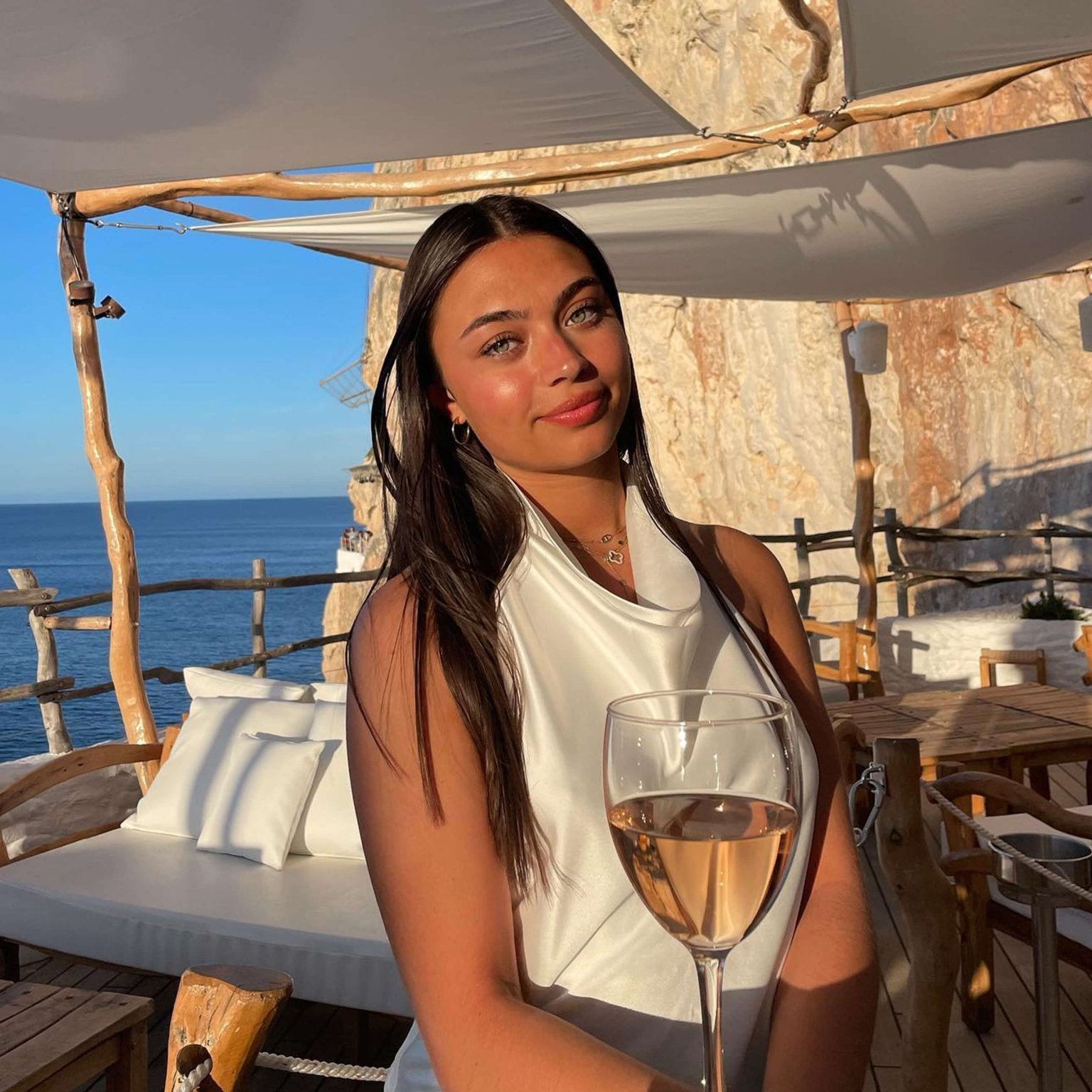 טופ סאטן אלגנטי עם קשירת צוואר ונפילה מחמיאה