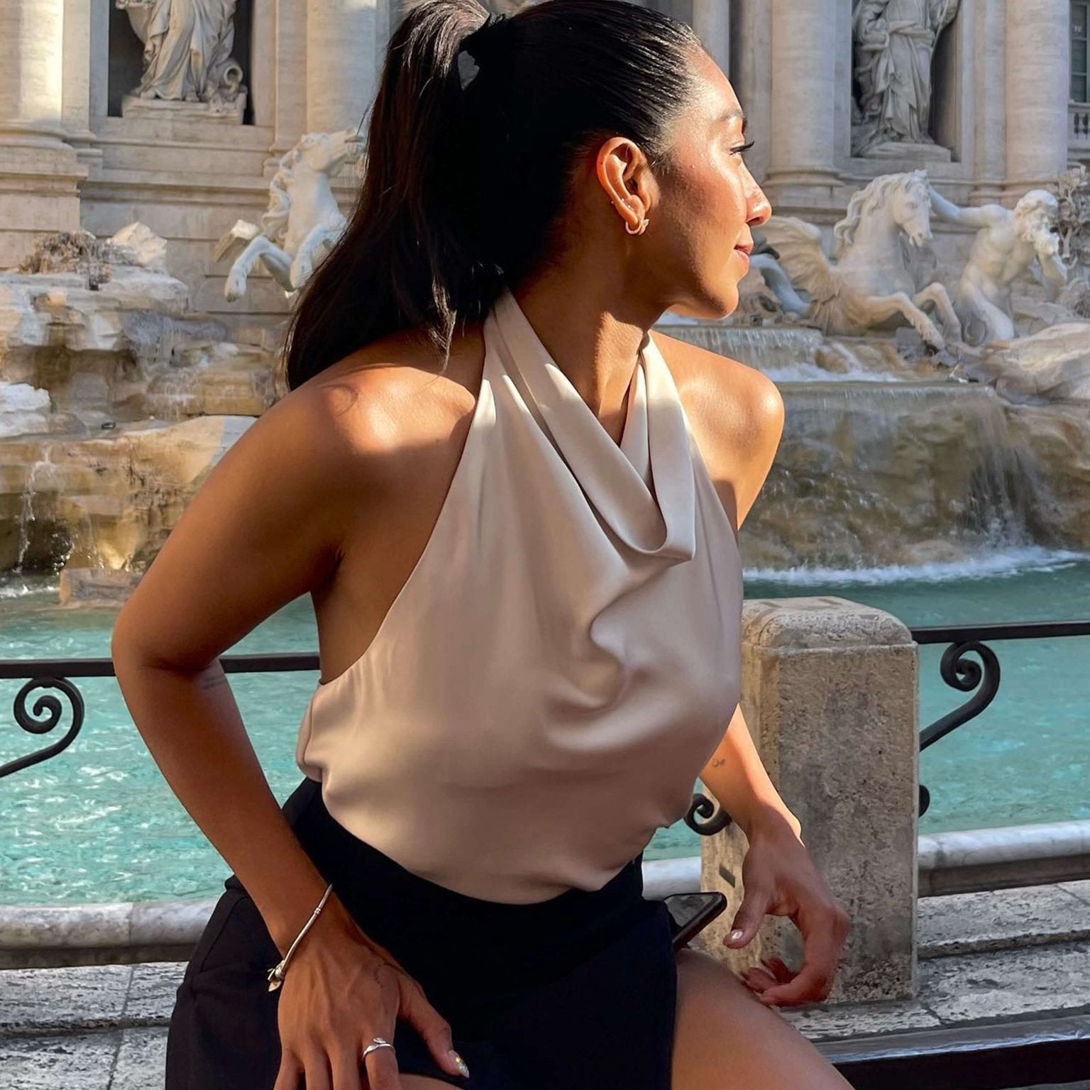 טופ סאטן אלגנטי עם קשירת צוואר ונפילה מחמיאה